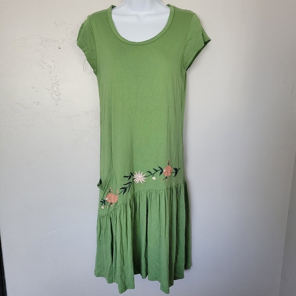 Downeast XS Green Short Sleeve T-shirt Dress Floral Embroidery Asymmetric Hem